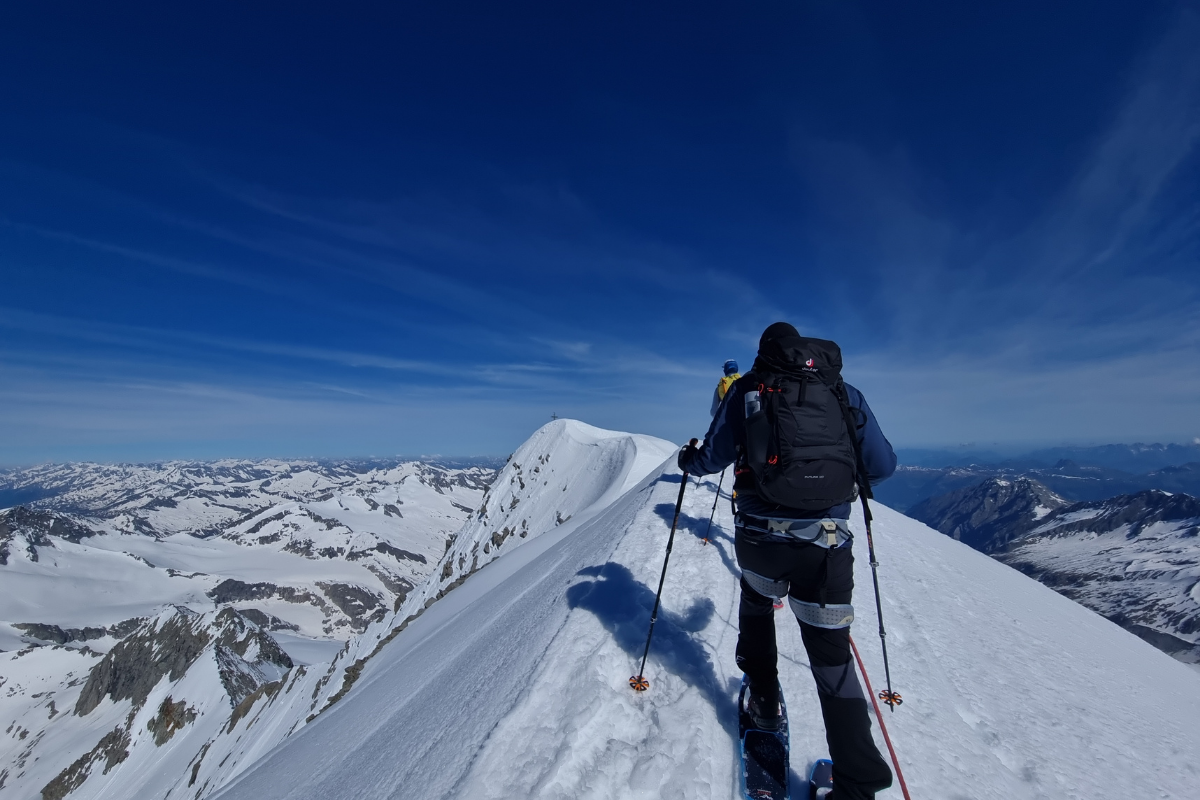 Wanderer &uuml;berquert schneebedeckte Berge