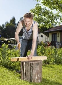 Haushaltsaufgaben: Männerarbeit Holzhacken Gartenarbeit