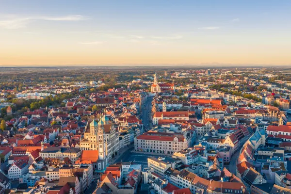 Drohnenbild von Augsburg bei Abendsonne