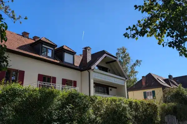 Großes Haus mit Hecke