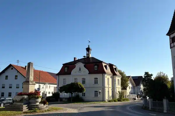 Haus vor blauem Himmel