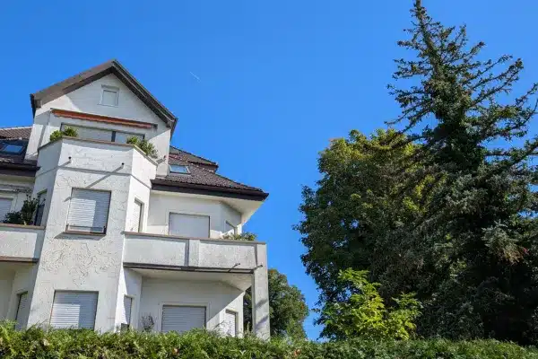 Großes Haus mit Bäumen