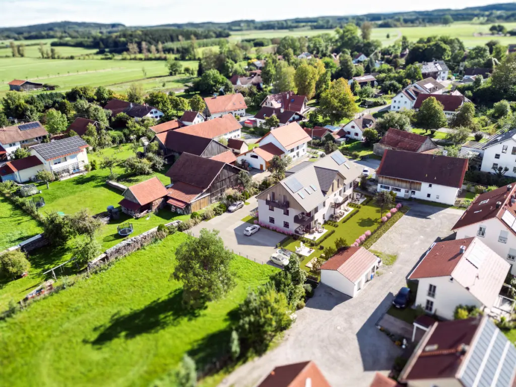 Luftbild-Visualisierung des SCHORENBACH HOF in Buchloe-Honsolgen – barrierefreies Wohnprojekt mit acht modernen Wohnungen und Aufzug