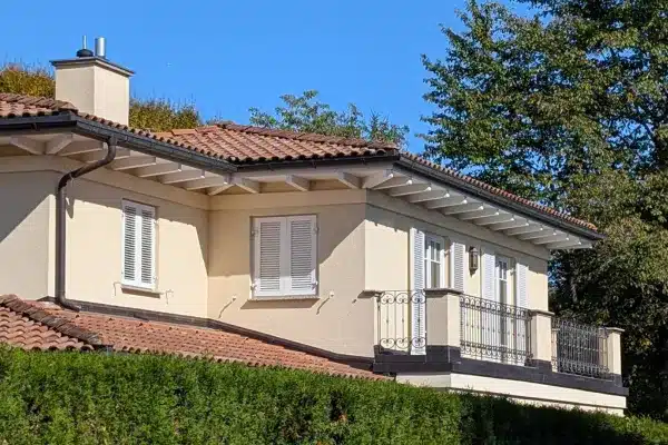 Gelbes Haus in der Sonne