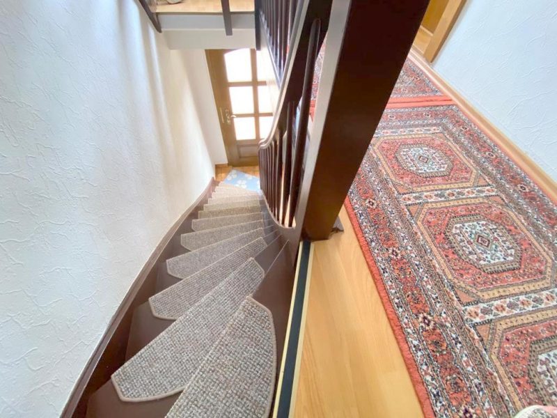 Treppe /Blick zum Eingangsbereich