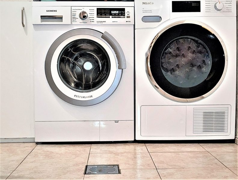 Waschmaschine und Trockner im UG