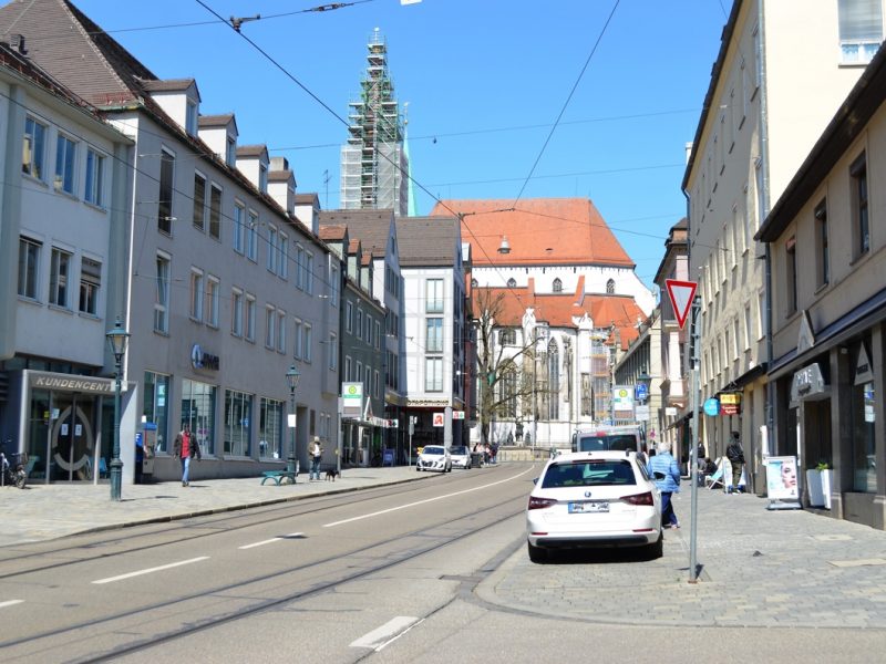 Straße mit Blick auf den Augsburger Dom