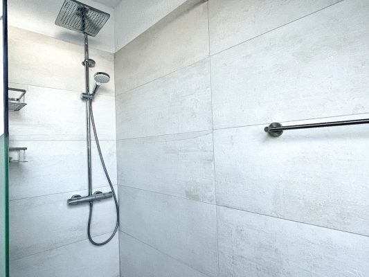 große ebenerdige Dusche im Bad