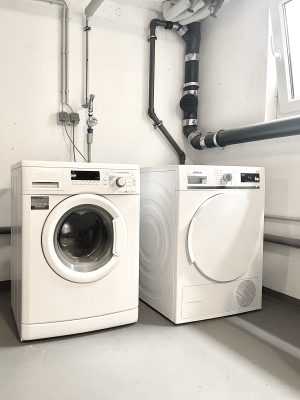 Waschmaschine und Trockner im UG