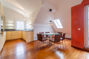 Blick in die offene Küche - Exklusive und außergewöhnliche Dachgeschosswohnung mit Galerie zum Kauf in Gröbenzell