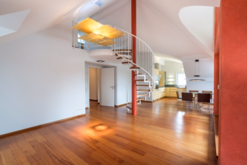 Blick vom Wohnraum auf Küche und Essbereich - Exklusive und außergewöhnliche Dachgeschosswohnung mit Galerie zum Kauf in Gröbenzell
