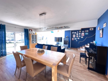 Wohn- und Essbereich - LIEBENSWERTER LEBENS(T)RAUM MIT VIEL LICHT, STIL UND FUNKTION – MIT EINLIEGERWOHNUNG – UNTERKELLERT!