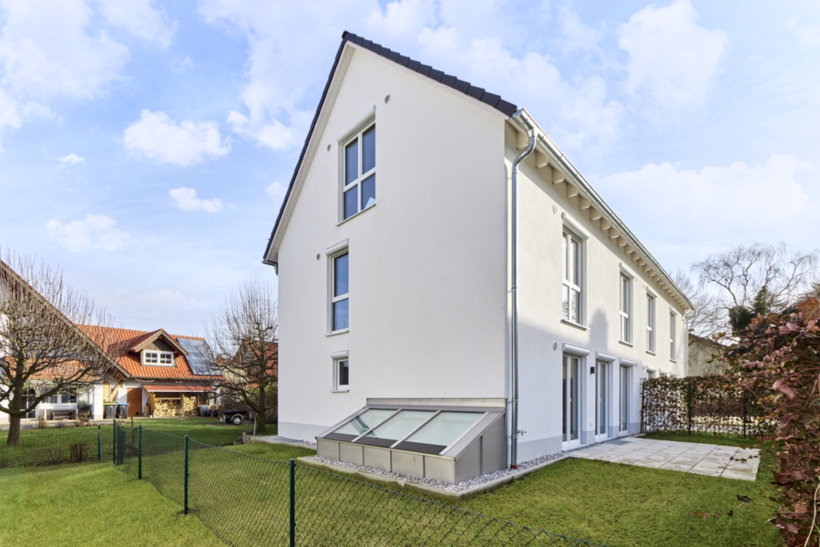 Titelbild - ERSTBEZUG! Neubau Doppelhaushälfte mit hellen Räumen & Gartenidylle für die ganze Familie in Ettringen