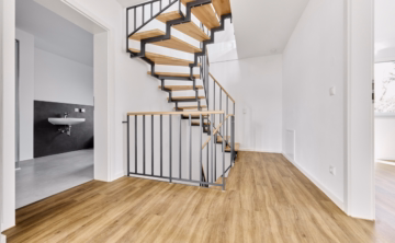 Diele OG - ERSTBEZUG! Neubau Doppelhaushälfte mit hellen Räumen & Gartenidylle für die ganze Familie in Ettringen