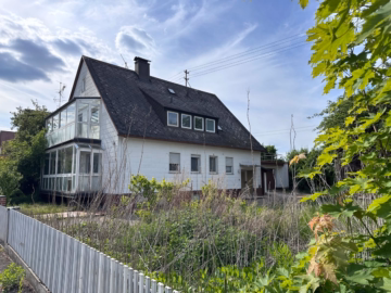 Bestand - Ostansicht - Flachdachwohnanlage mit genehmigter Bauvoranfrage für 4 Wohneinheiten, ca. 355 m² Wohnfläche und Erweiterungspotenzial!