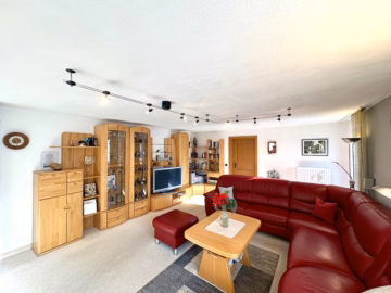 Wohnzimmer mit Balkon Zugang - RENDITECHANCE: 3-Zimmer-Dachgeschosswohnung mit Südbalkon und Garten!