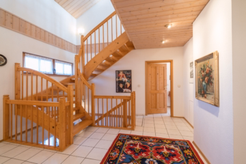 Hausflur - Bieterverfahren – Inmitten einer Bilderbuch-Landschaft – geschmackvolles Haus in Bad Heilbrunn
