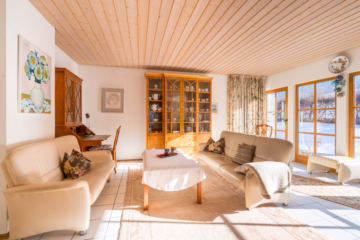 Wohnzimmer - Bieterverfahren – Inmitten einer Bilderbuch-Landschaft – geschmackvolles Haus in Bad Heilbrunn