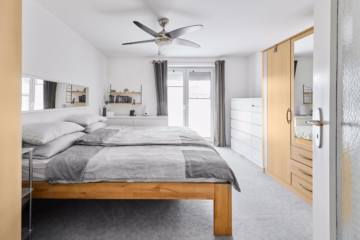 Schlafzimmer OG - Ein Zuhause, zwei Möglichkeiten mit diesem Einfamilien- oder Zweifamilienhaus samt Garten und großer Oldtimergarage in Penzing