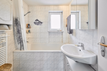 Badezimmer OG - Ein Zuhause, zwei Möglichkeiten mit diesem Einfamilien- oder Zweifamilienhaus samt Garten und großer Oldtimergarage in Penzing