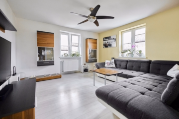 Wohnzimmer OG - Ein Zuhause, zwei Möglichkeiten mit diesem Einfamilien- oder Zweifamilienhaus samt Garten und großer Oldtimergarage in Penzing