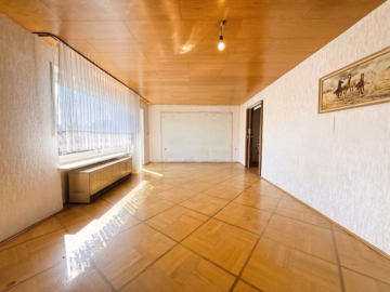 Wohnzimmmer EG - Zwei Familien. Ein Zuhause. Ihre Zukunft. Sanierungsbedürftiges Zweifamilienhaus in Neusäß/ Schlipsheim