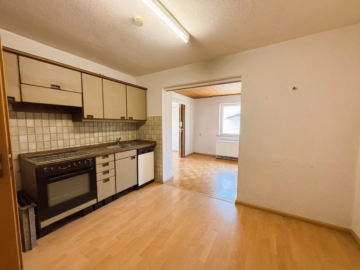 Küche EG - Zwei Familien. Ein Zuhause. Ihre Zukunft. Sanierungsbedürftiges Zweifamilienhaus in Neusäß/ Schlipsheim