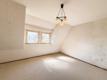 Schlafzimmer OG - Zwei Familien. Ein Zuhause. Ihre Zukunft. Sanierungsbedürftiges Zweifamilienhaus in Neusäß/ Schlipsheim