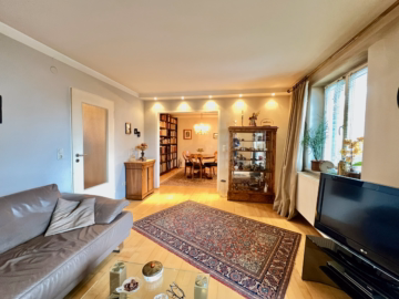 Wohnzimmer-Bibliothek - ***Familienfreundliches Wohnhaus mit eingewachsenem Garten, Terrasse und Balkon in Schwabmünchen***!