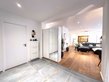 Flur mit Blick ins Wohnzimmer - Möblierte Wohnung mit 2 Bädern & flexiblem Zugang in Augsburg! TG-Stellplätze optional!