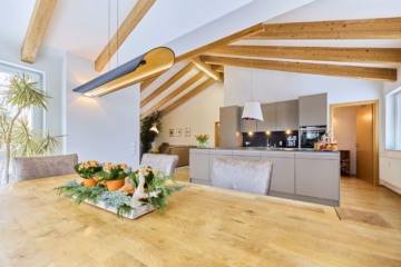 Küche mit angrenzender Speis - Exklusives Wohnen im Grünen – großzügig, stilvoll mit Top Verkehrsanbindung