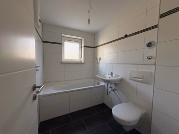 Badezimmer mit Badewanne - Top Kapitalanlage: 4-Zimmer-Wohnung (kernsaniert) mit WG-Potenzial – Erbpacht