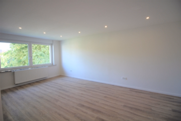 Wohnzimmer - ***EIN PLATZ AN DER SONNE – VIEL RAUM UND KOMFORT – EBK ABLÖSEFREI – BHF FUSSLÄUFIG***