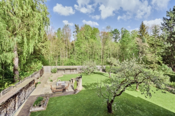 Blick in den Garten - **NOW OR NEVER! Einzigartige Liegenschaft – – Wohnen und Leben direkt am Siebentischwald**
