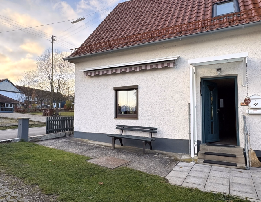 Außenansicht Hauseingang - Charmant, solide, ausbaufähig ist diese Doppelhaushälfte in Walkertshofen