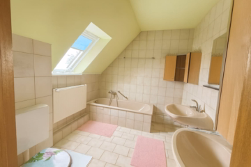 Tageslichtbad OG - **EIN HAUS ZUM VERLIEBEN – EINZIEHEN UND WOHLFÜHLEN – KURZFRISTIG VERFÜGBAR**