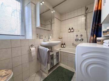Badezimmer - Wohnen mit Lebensqualität: Terrasse, Garten und ruhige Lage vereint