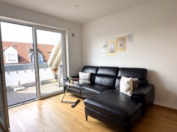 Wohnzimmer Ansicht 1 - *** DG-WOHNUNG MIT TERRASSE – EBK ABLÖSEFREI – BARRIEREFREI – ZEITLOS ELEGANT – GEPFLEGTES UMFELD***