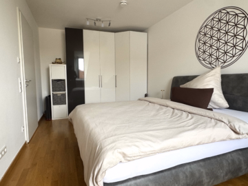 Schlafzimmer - *** DG-WOHNUNG MIT TERRASSE – EBK ABLÖSEFREI – BARRIEREFREI – ZEITLOS ELEGANT – GEPFLEGTES UMFELD***