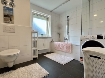 Bad 1. OG - Renoviertes Mehrfamilienhaus 5,3% Rendite