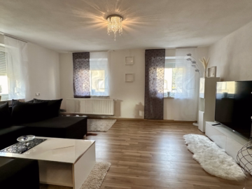 Wohnzimmer 1. OG - Renoviertes Mehrfamilienhaus 5,3% Rendite