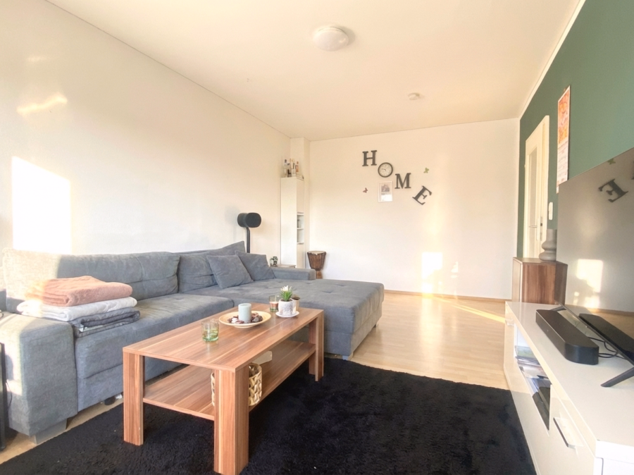 Wohnzimmer - Zentral leben & entspannt ankommen – charmante, modernisierte Wohnung im Hochparterre