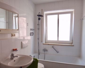 Tageslichtbad - Klein, Gemütlich, Perfekt! Zentral gelegene 2-Zimmer-Wohnung in Fischach