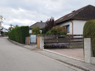Straße - Sanierungsobjekt : großer Bungalow in Aindling