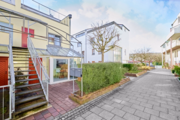 Westansicht - *SONNENHOF – WOHNEN NEU GEDACHT! Wie ein eigenes Haus: Maisonette mit Garten und TG-Stellplatz!*