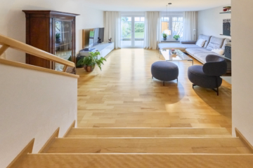 Abgang ins Wohnzimmer - *SONNENHOF – WOHNEN NEU GEDACHT! Wie ein eigenes Haus: Maisonette mit Garten und TG-Stellplatz!*