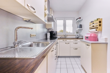 Einbauküche - *SONNENHOF – WOHNEN NEU GEDACHT! Wie ein eigenes Haus: Maisonette mit Garten und TG-Stellplatz!*