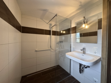 Badezimmer - 2-ZKB-Wohnung mit Balkon und 2 Stellplätzen in Gennach zu mieten