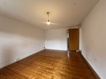 Wohnzimmer - 2-ZKB-Wohnung mit Balkon und 2 Stellplätzen in Gennach zu mieten