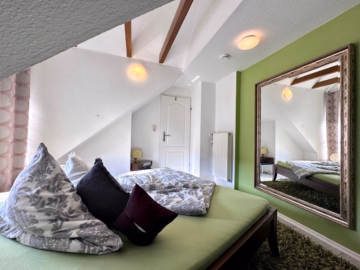 Schlafzimmer 1 -  Etage 1 - Wohnen mit Charakter – Stilvolle Maisonette-Stadtwohnung mit Rathausblick und modernem Wohnkomfort!